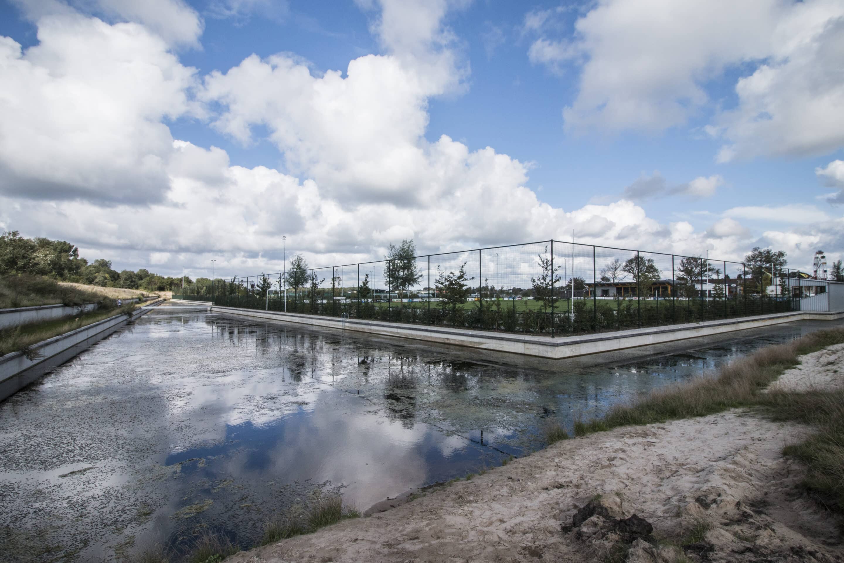 Waterkering bij sportcomplex De Zilk in Noordwijkerhout met Bosch Beton keerwanden