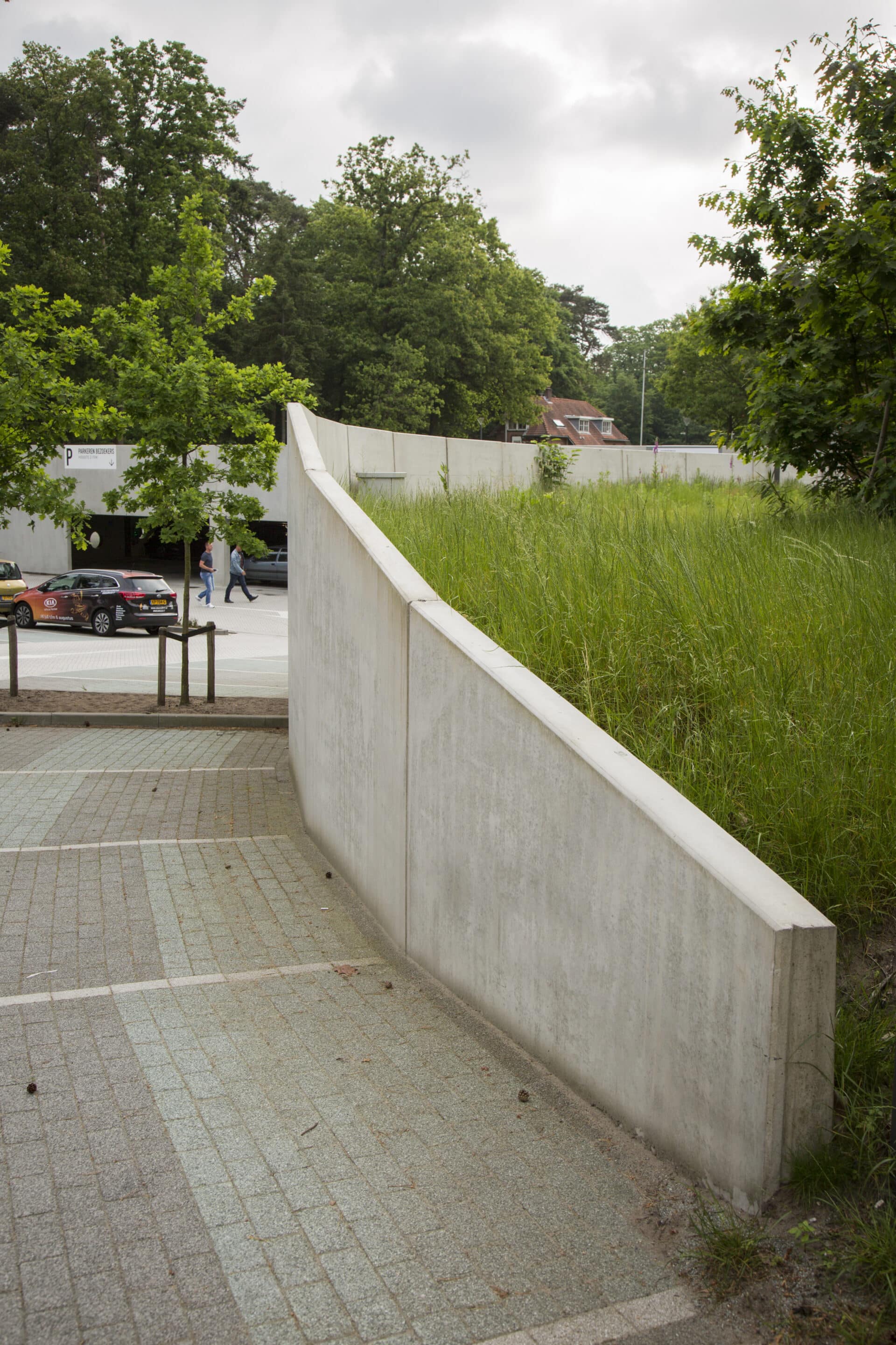 Bosch Beton - Keerwanden als grondkering bij de parkeergarage van KNVB Campus in Zeist