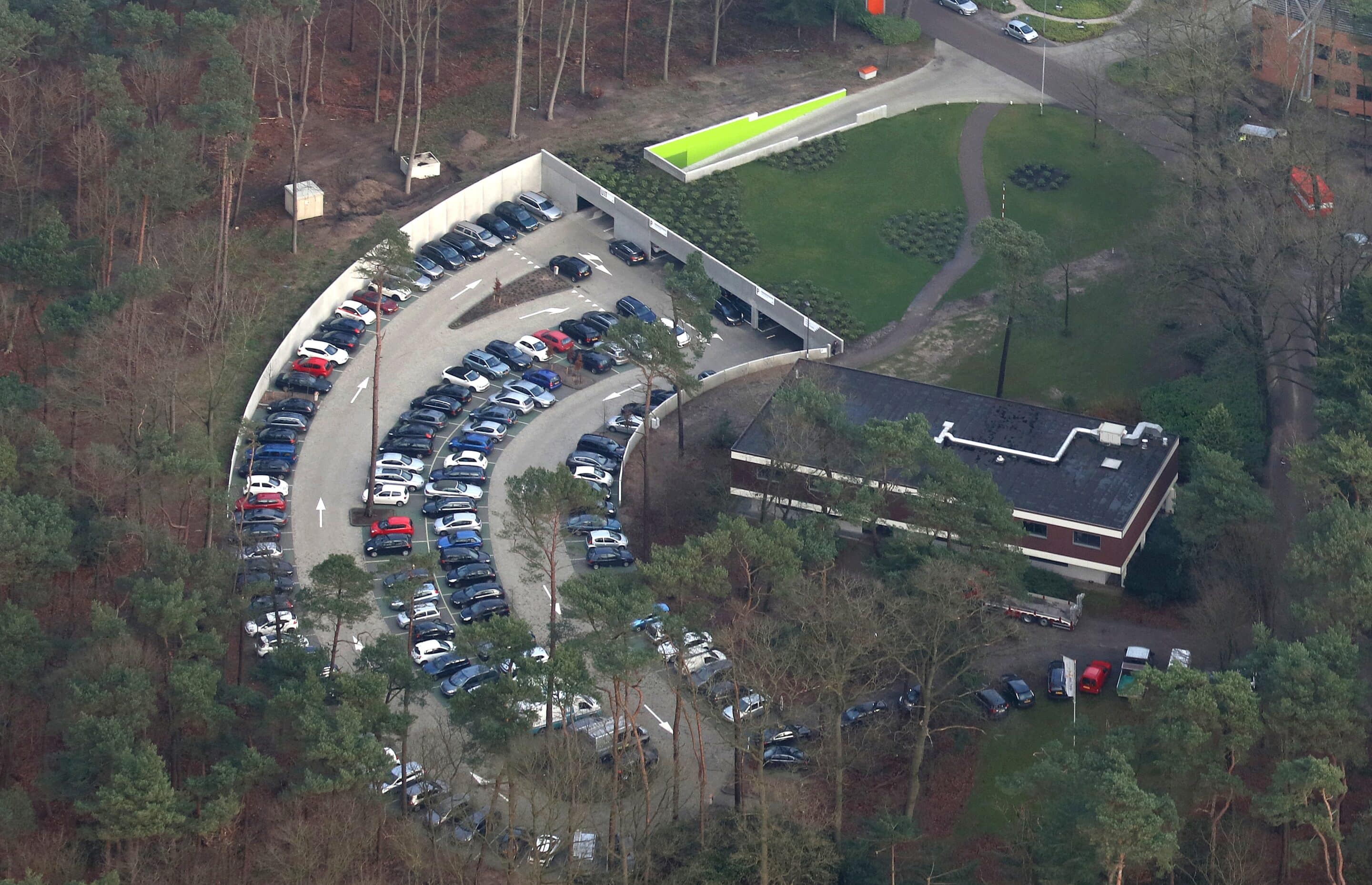 Bosch Beton - Keerwanden als grondkering bij de parkeergarage van KNVB Campus in Zeist