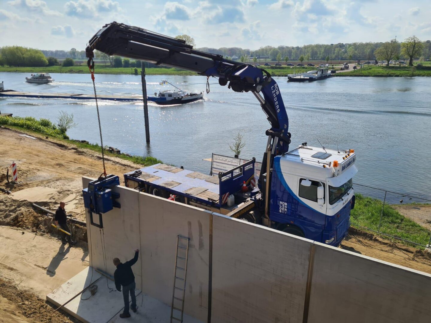 Bosch Beton - Hoogteverschil opgelost met keerwanden in Kessel nabij het veer (Limburg)