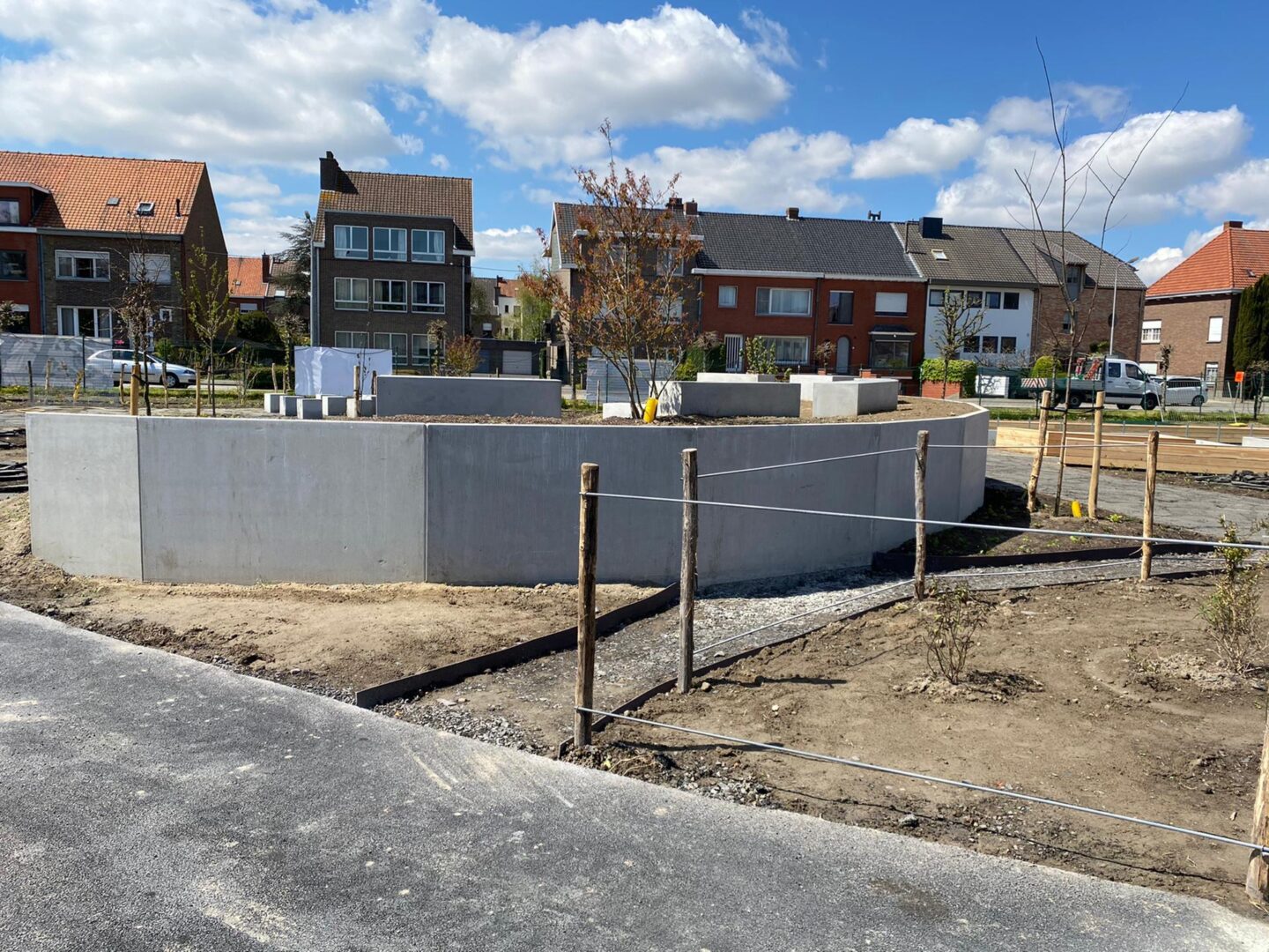 Bosch Beton - Keerwanden voor eerste duurzame schoolplein in Kortrijk (België)