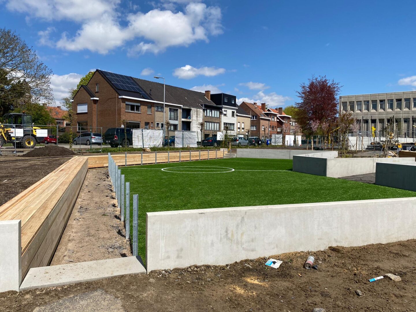 Bosch Beton - Keerwanden voor eerste duurzame schoolplein in Kortrijk (België)