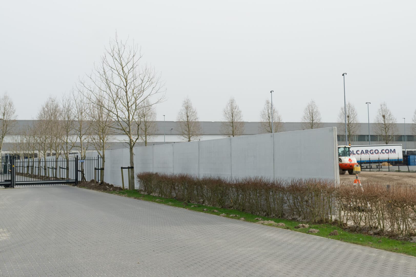 Bosch Beton - Keerwanden als terreinafscheiding bij transportonderneming Mol Cargo in Tiel