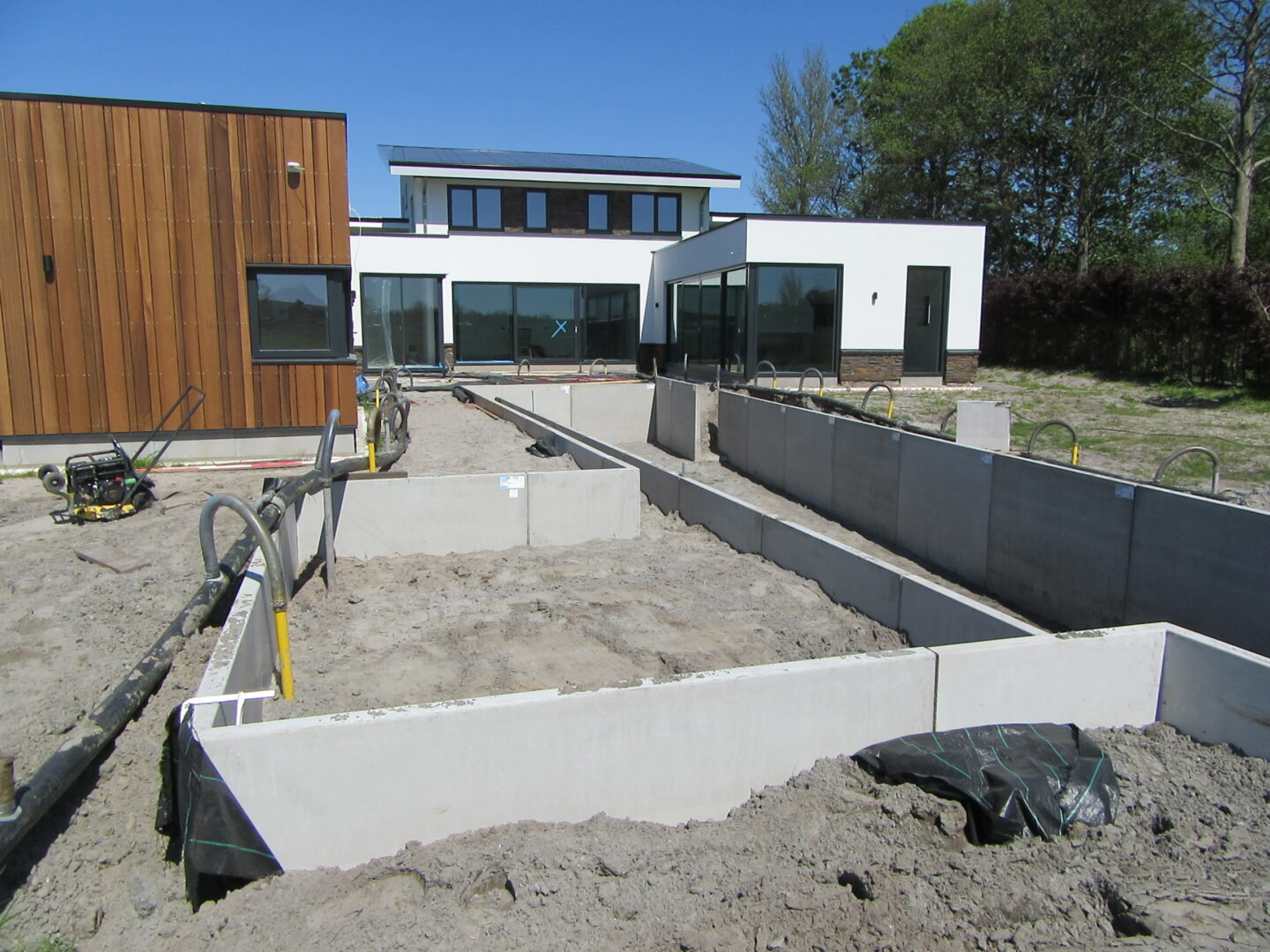 Bosch Beton - Natuurlijke zwemvijver van keerwanden in Noordwijkerhout