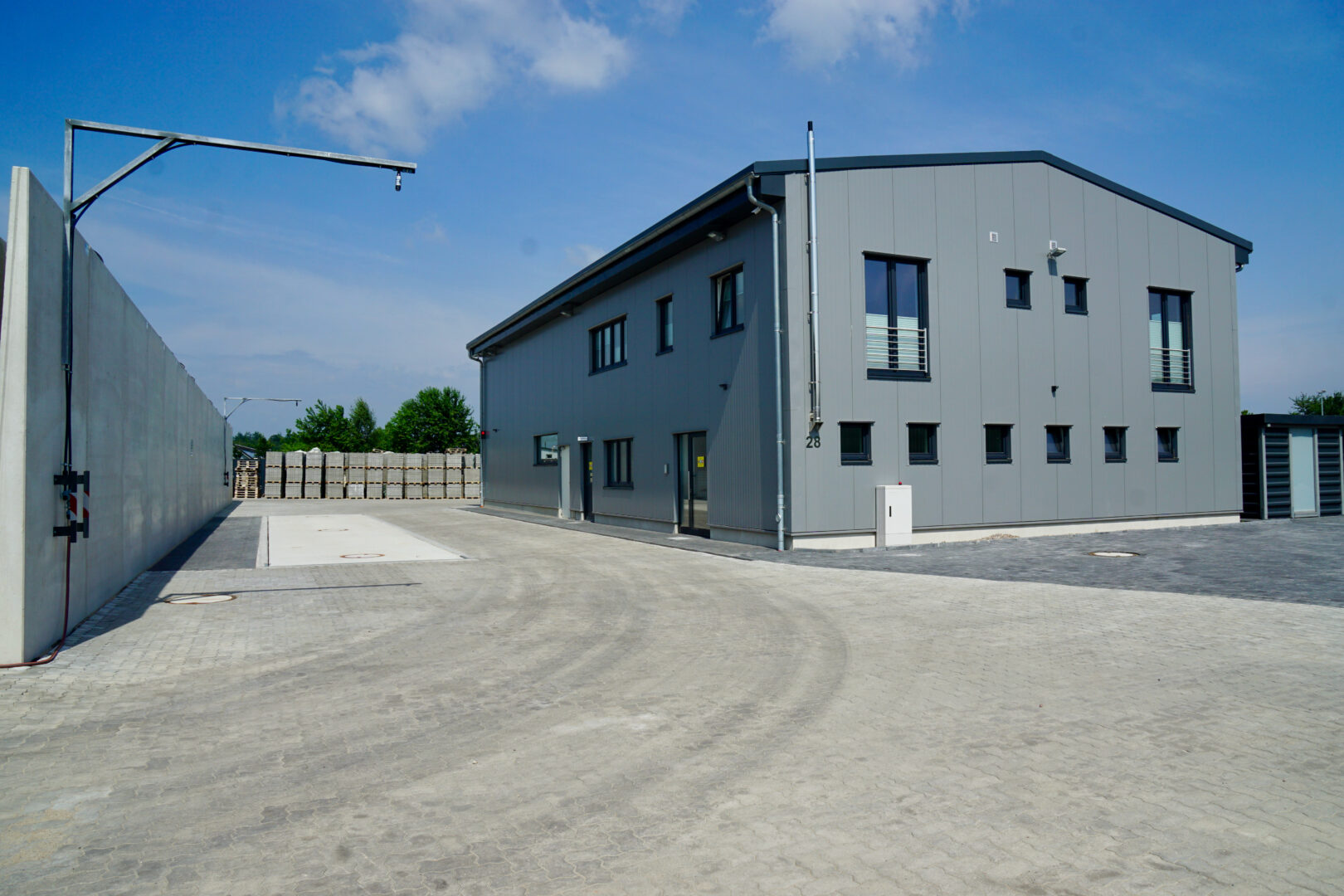 Bosch Beton - Keerwanden als terreinafscheiding en geluidswand bij Containerdienst und Schrotthandel GmbH in Fockbek