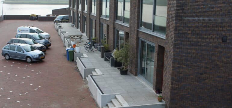 Bosch Beton - Verhoogd terras van keerwanden bij kadewoningen in Zwolle Stadshagen