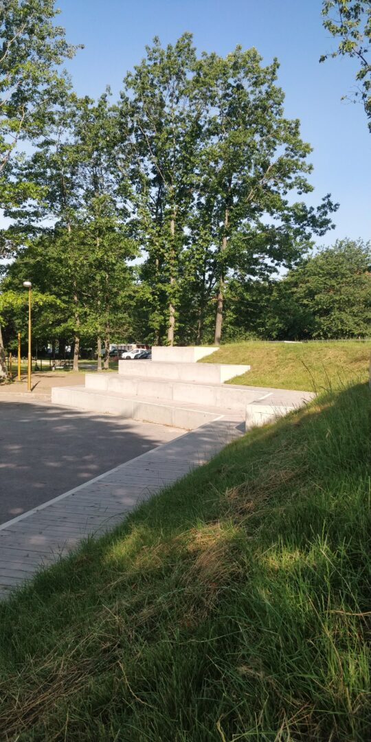 Bosch Beton - Keerwanden zorgen voor zitplekken in openbaar park Roesskovsvej in Odense (DK)