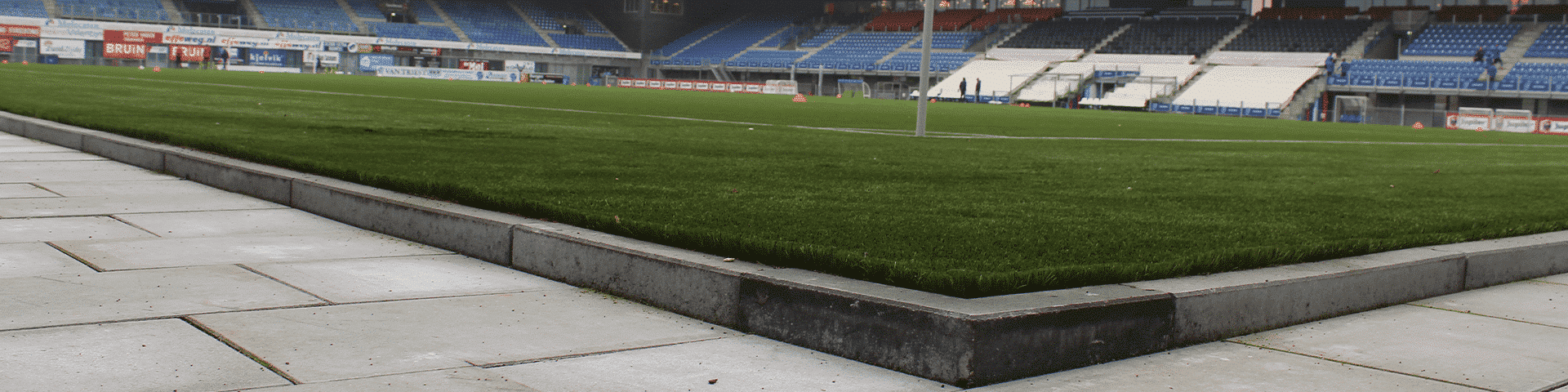 Bosch Beton - Keerwanden verhogen kunstgrasveld van PEC Zwolle