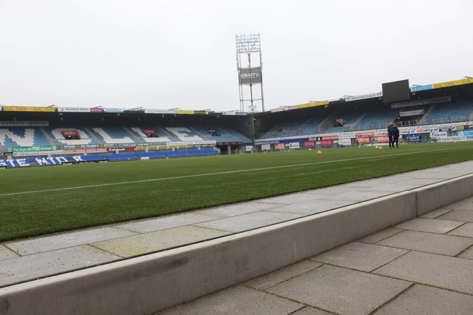 Bosch Beton - Keerwanden verhogen kunstgrasveld van PEC Zwolle