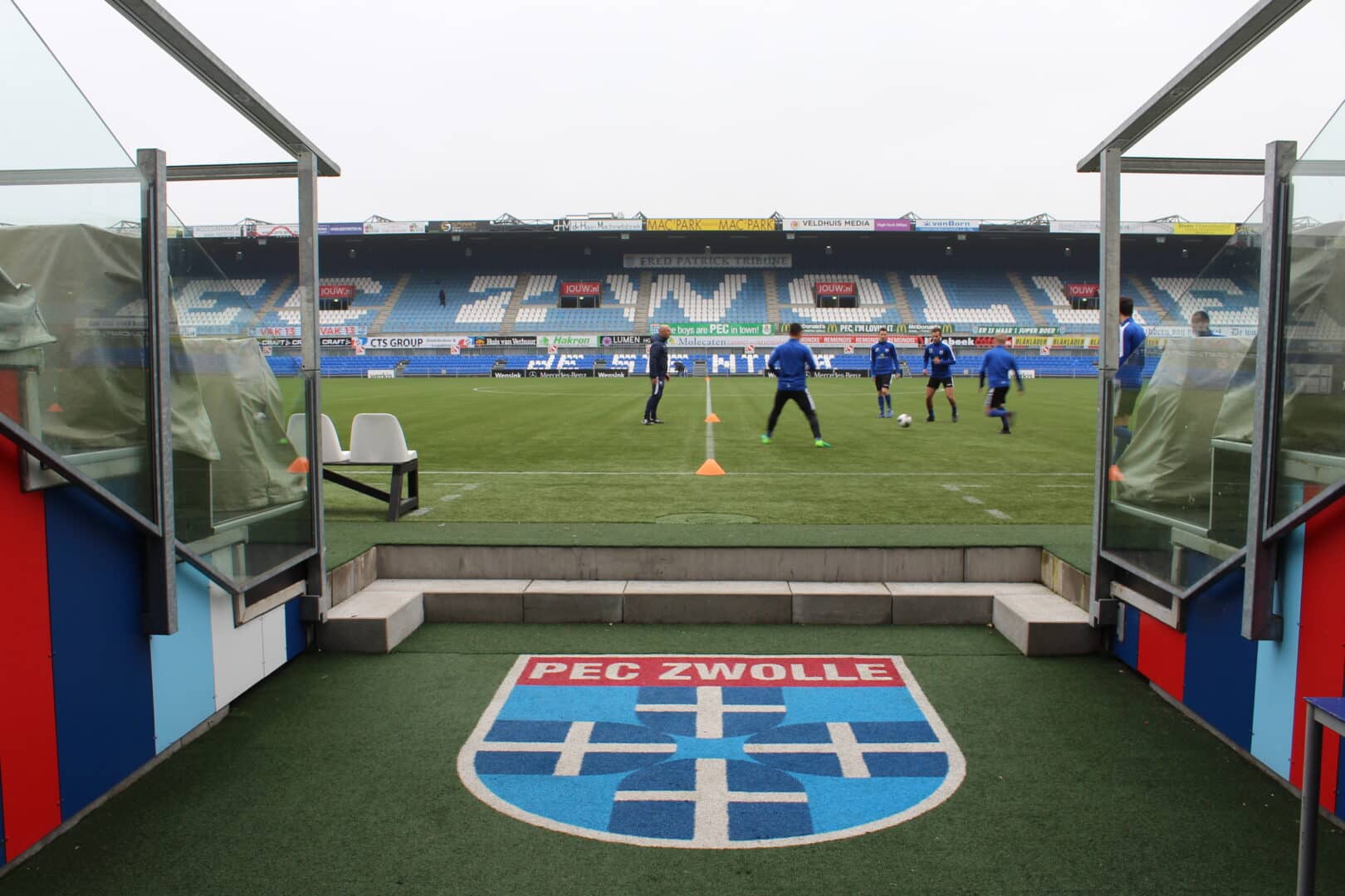 Bosch Beton - Keerwanden verhogen kunstgrasveld van PEC Zwolle