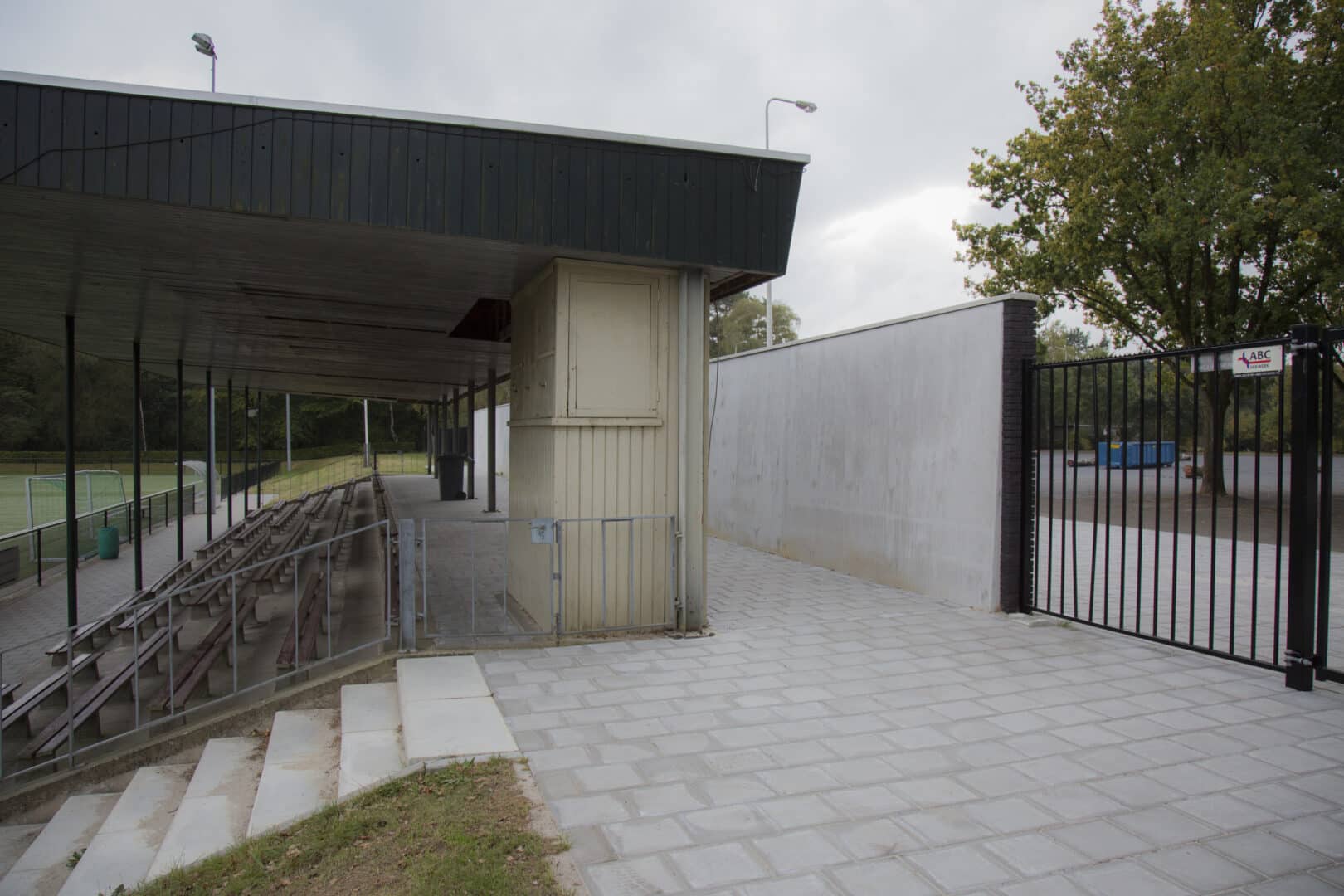 Bosch Beton - Modernisering sportpark Dieren met keerwanden als terreinafscheiding en windkering