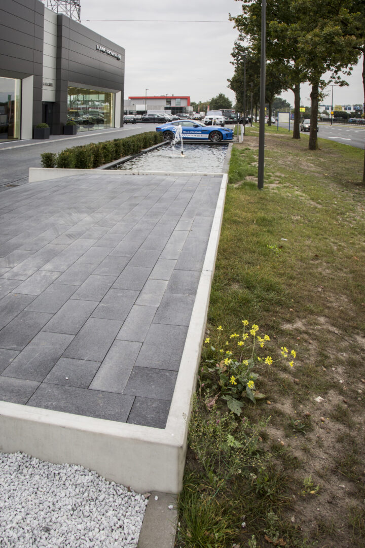 Bosch Beton - Vijver en plateau van keerwanden bij autobedrijf Van Mossel in Apeldoorn