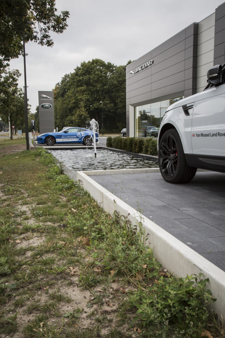 Bosch Beton - Vijver en plateau van keerwanden bij autobedrijf Van Mossel in Apeldoorn