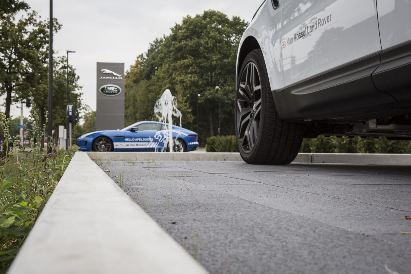 Bosch Beton - Vijver en plateau van keerwanden bij autobedrijf Van Mossel in Apeldoorn