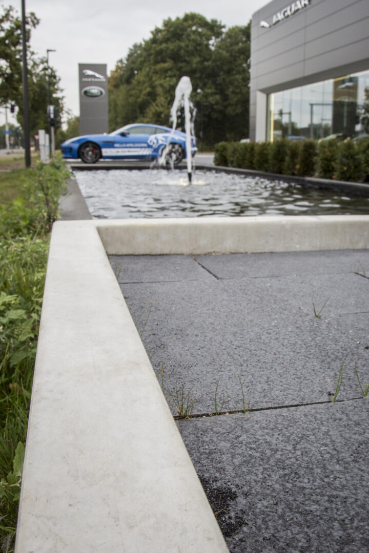 Bosch Beton - Vijver en plateau van keerwanden bij autobedrijf Van Mossel in Apeldoorn