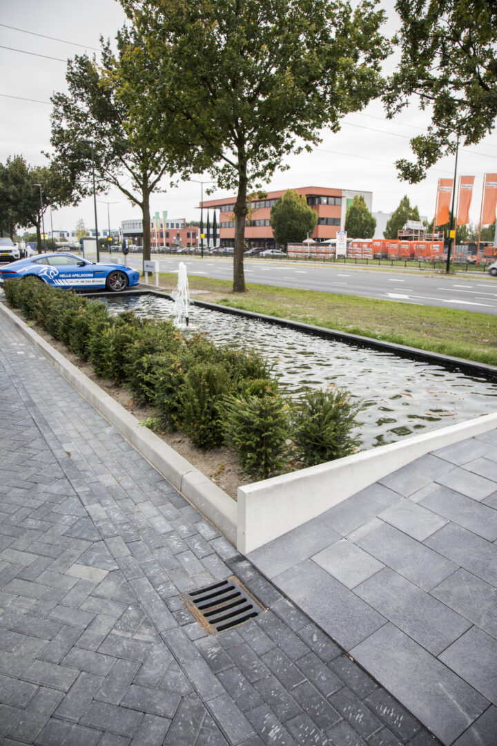 Bosch Beton - Vijver en plateau van keerwanden bij autobedrijf Van Mossel in Apeldoorn