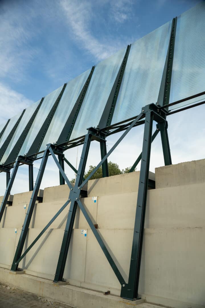 Bosch Beton keerwanden langs de snelweg. Geluidsschermen langs de snelweg.