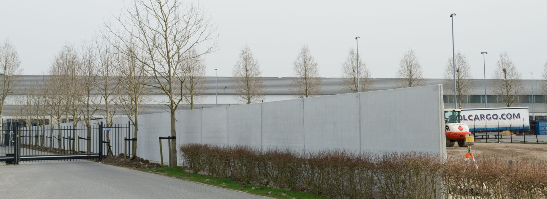 Bosch Beton - Keerwanden als terreinafscheiding bij transportonderneming Mol Cargo in Tiel